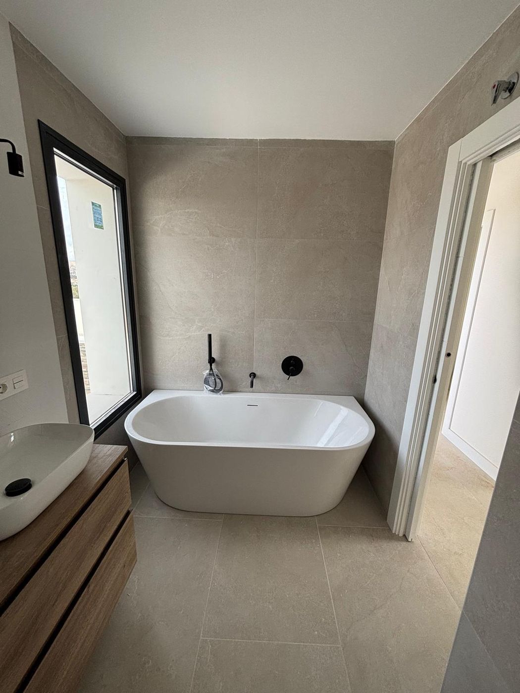 Baño moderno con bañera en Granada