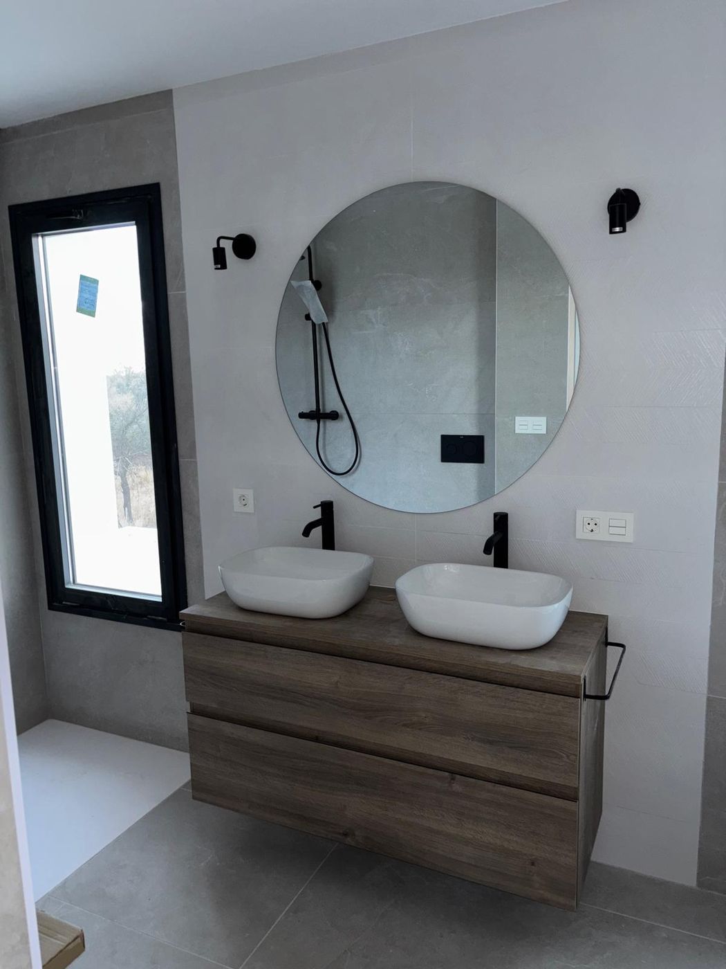 Baño con lavabo doble en Granada