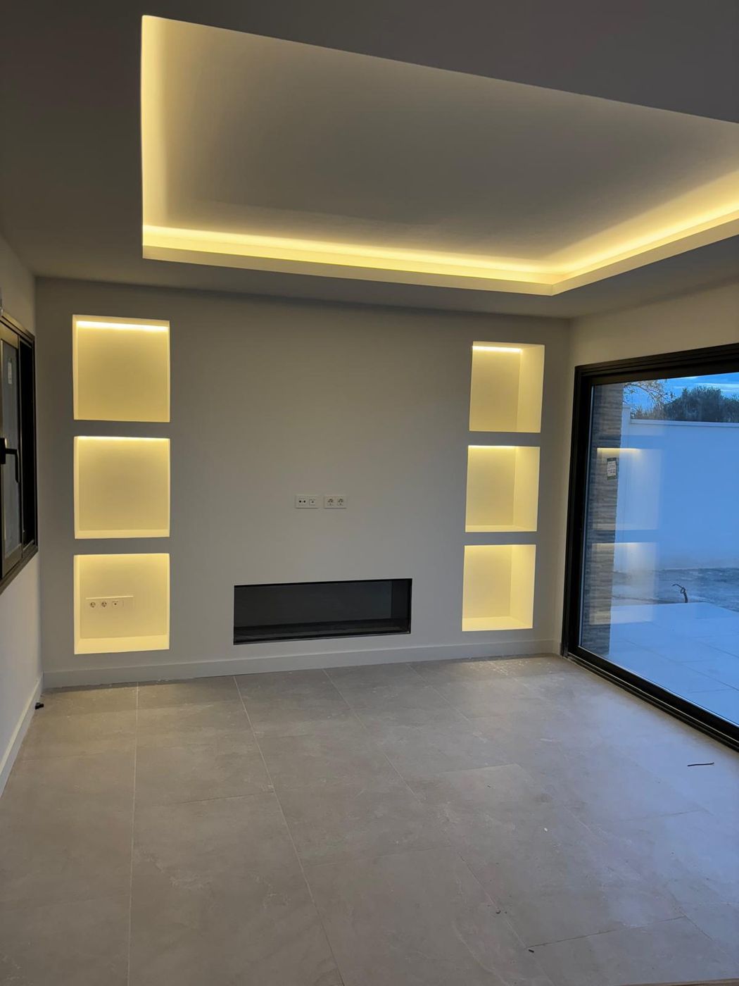 Chimenea con iluminación LED en Granada