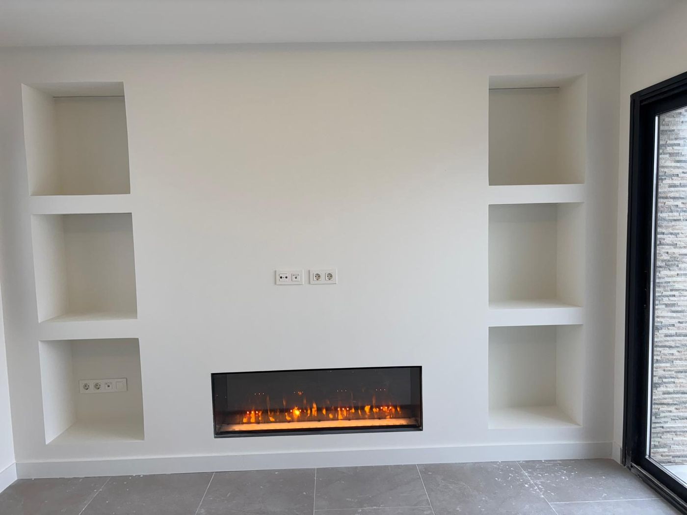 Chimenea con nichos decorativos en Granada