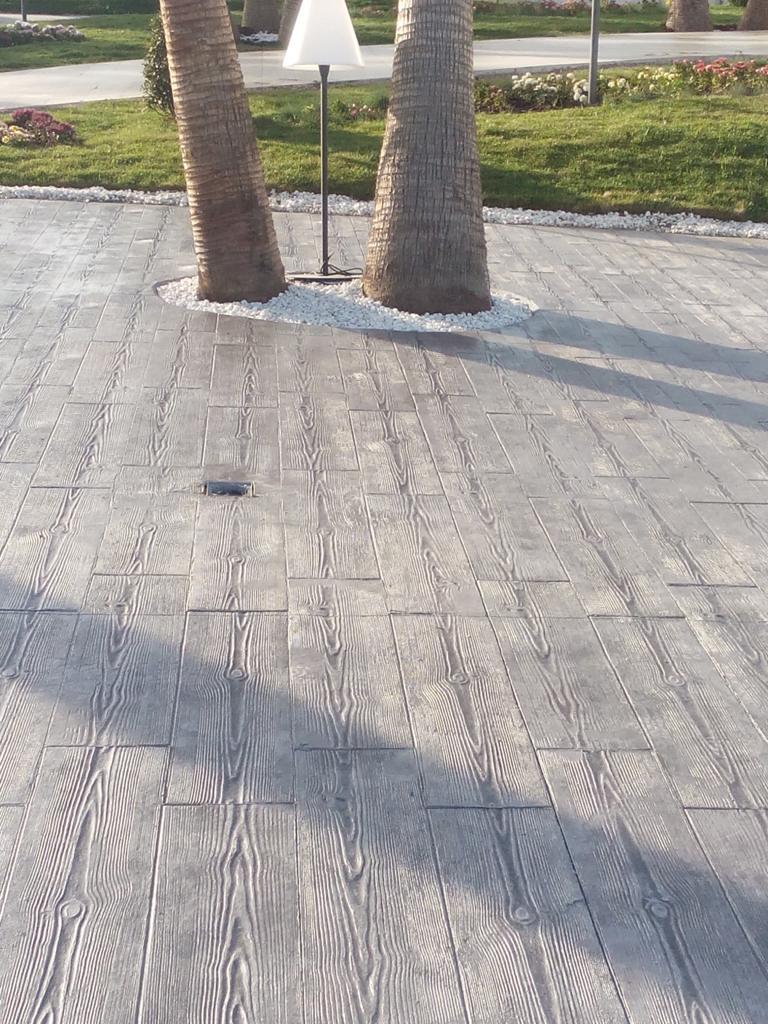 Hormigón impreso imitación madera gris en Granada