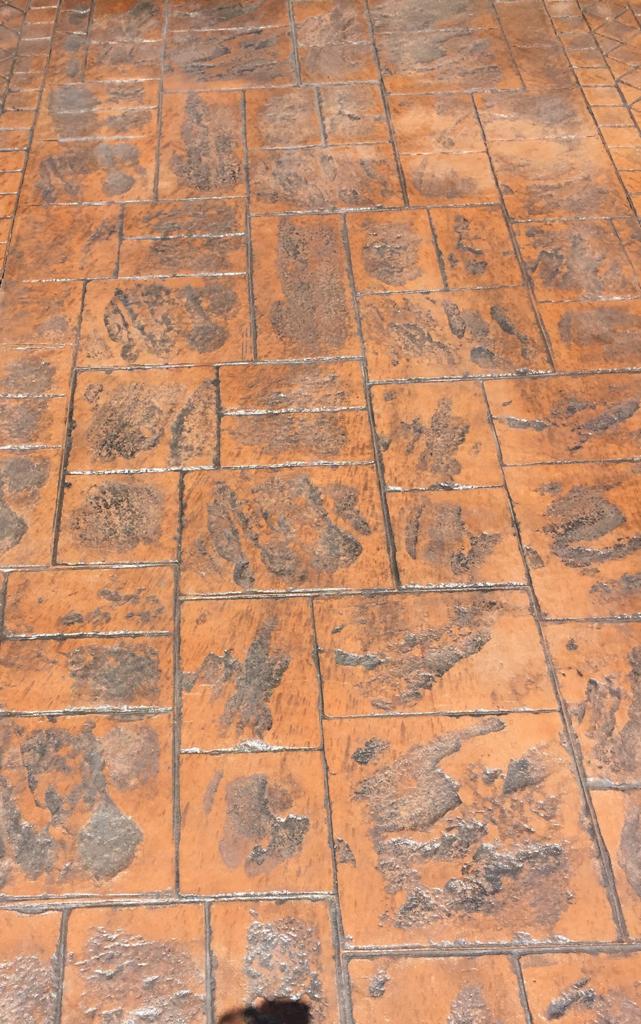 Hormigón impreso imitación madera marrón en Granada
